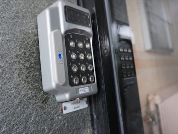 En porttelefon uppsatt utanför en lägenhetsbyggnad